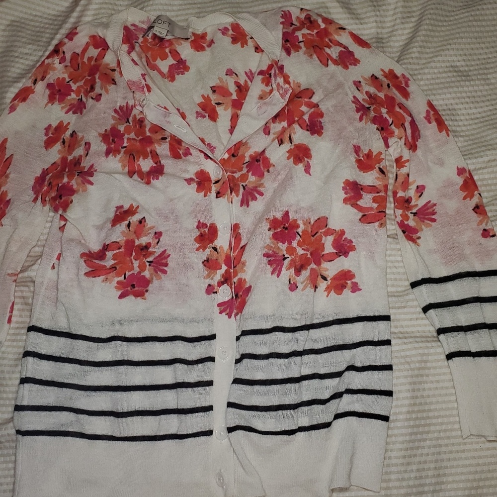 Loft sweater white with red flowers and black line